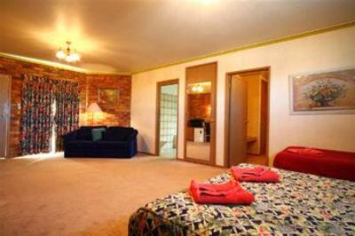 фото отеля BEST WESTERN Pines Country Club Motor Inn