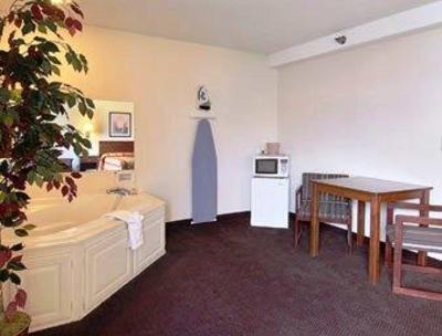 фото отеля Super 8 Riverside/Kansas City Area