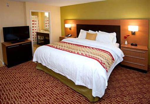 фото отеля TownePlace Suites Fort Wayne North