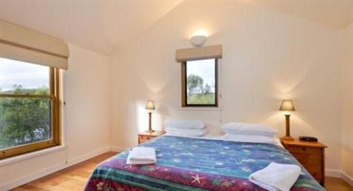 фото отеля King Parrot Cottages & Conference Retreat