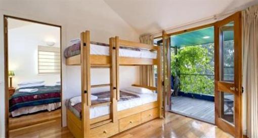 фото отеля King Parrot Cottages & Conference Retreat