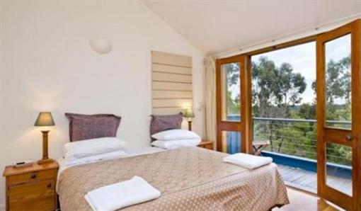 фото отеля King Parrot Cottages & Conference Retreat