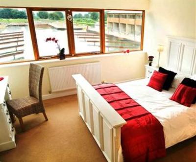 фото отеля Tewitfield Marina Self Catering Accommodation Carnforth