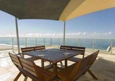 фото отеля Beachfront Viscount Apartments Gold Coast