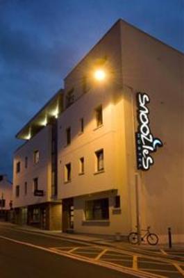 фото отеля Snoozles Hostel