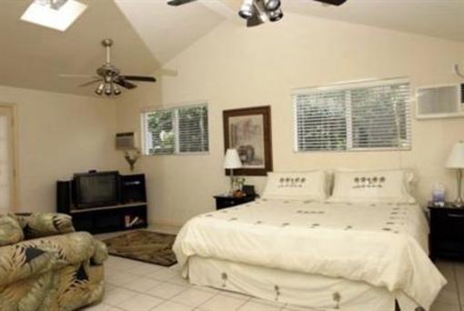 фото отеля Garden Gate Bed & Breakfast Lahaina