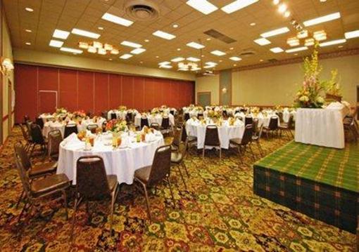 фото отеля Clarion Inn & Summit Center
