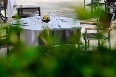 фото отеля Hotel Le Pre Du Moulin Serignan-du-Comtat