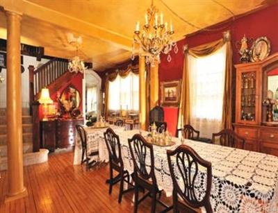 фото отеля Old Victorian Farmhouse Bed & Breakfast