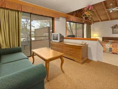 фото отеля Howard Johnson Inn and Suites Monterey Pacific Grove