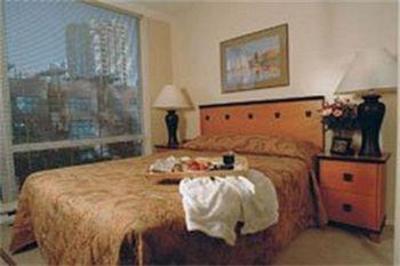 фото отеля 910 Beach Avenue Apartment Hotel