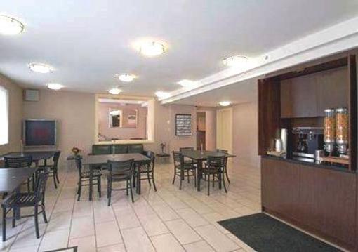 фото отеля Econo Lodge Inn & Suites Downtown Toronto