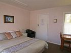 фото отеля Alpine Park Riverside Cottages
