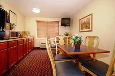 фото отеля Travelodge Fort Sam ATT Center