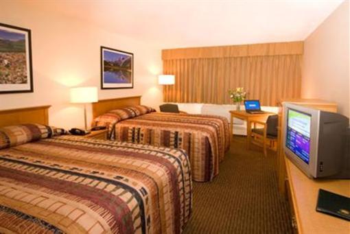 фото отеля Woodlands Inn & Suites