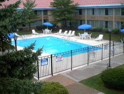 фото отеля Econo Lodge Inn & Suites Wheeling East Triadelphia