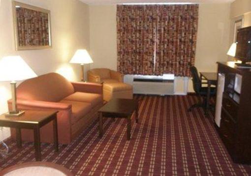 фото отеля Econo Lodge Inn & Suites Wheeling East Triadelphia