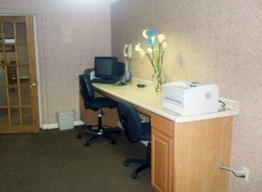 фото отеля Econo Lodge Inn & Suites Wheeling East Triadelphia