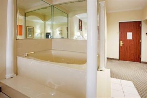 фото отеля Holiday Inn Express Hotel & Suites Lake Charles