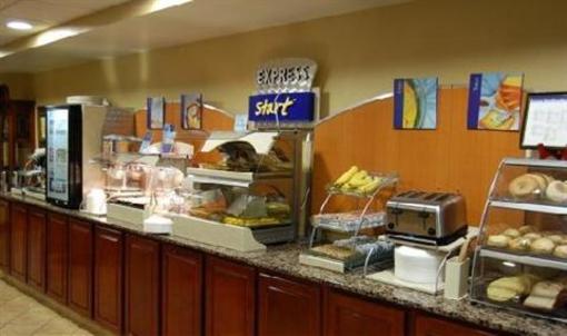 фото отеля Holiday Inn Express Hotel & Suites Charlotte Airport-Belmont