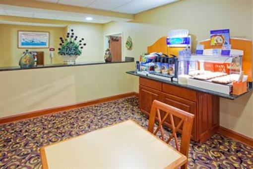 фото отеля Holiday Inn Express Prince Frederick