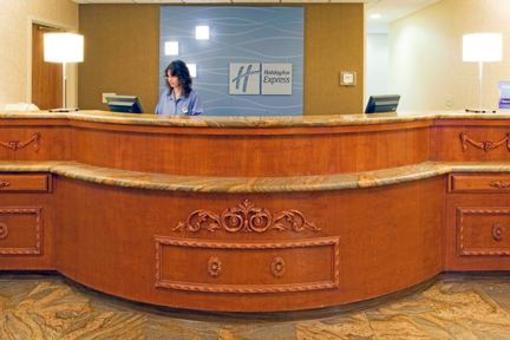 фото отеля Holiday Inn Express Hotel & Suites Boston-Marlboro