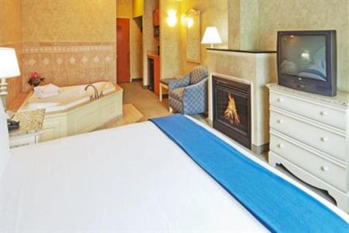 фото отеля Holiday Inn Express Hotel & Suites Boston-Marlboro