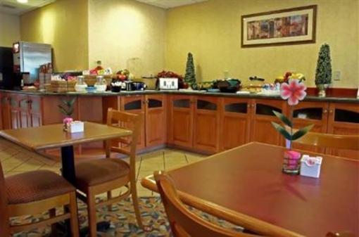 фото отеля Holiday Inn Express Hotel & Suites Boston-Marlboro