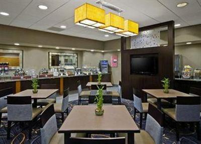 фото отеля Comfort Inn & Suites Boston/Logan International Airport