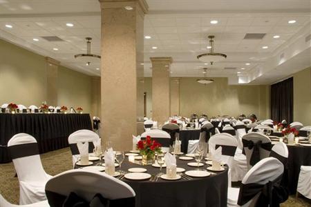 фото отеля Hilton Garden Inn Indianapolis Downtown