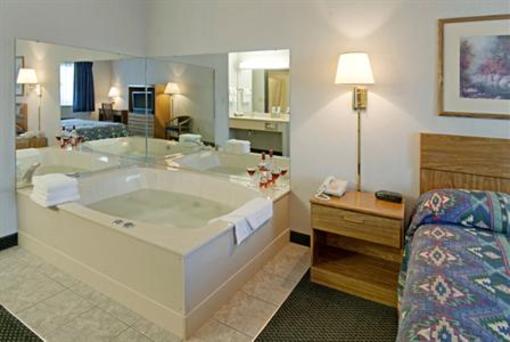 фото отеля Americas Best Value Inn - Tahquamenon Country