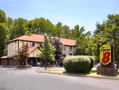 фото отеля Super 8 Waldorf