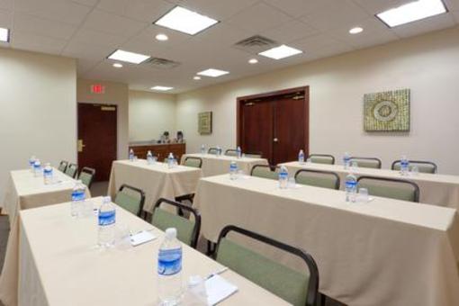 фото отеля Holiday Inn Express Lordstown Newton Falls Warren