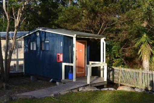 фото отеля Strahan Holiday Park Cabins