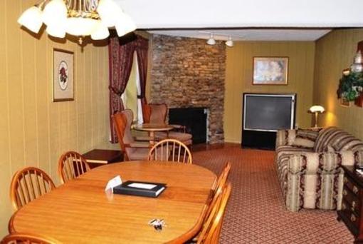 фото отеля Red Roof Inn & Suites Gatlinburg - Aquarium