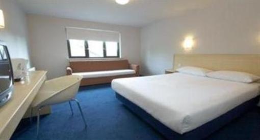 фото отеля Travelodge Edinburgh Dreghorn