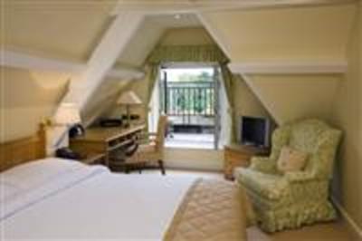 фото отеля Warren House Hotels London