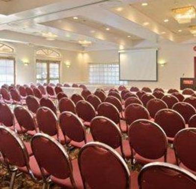фото отеля Ramada Inn & Suites
