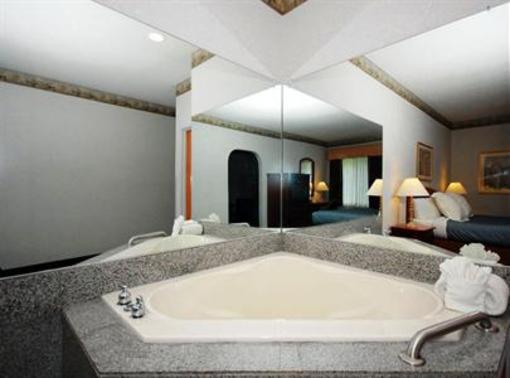 фото отеля Best Western Plus New England Inn & Suites