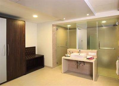 фото отеля Mapple Adhwryou Pune