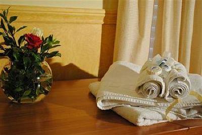 фото отеля Ideal Hotel Piraeus