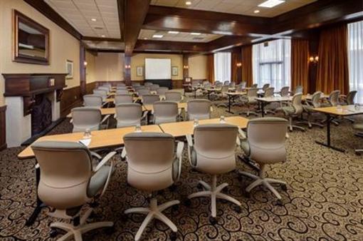фото отеля Whispering Woods Hotel & Conference Center