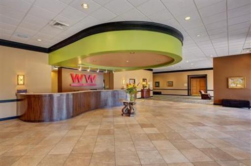 фото отеля Whispering Woods Hotel & Conference Center