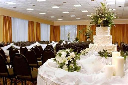 фото отеля Whispering Woods Hotel & Conference Center
