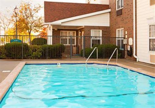 фото отеля TownePlace Suites Cleveland Airport