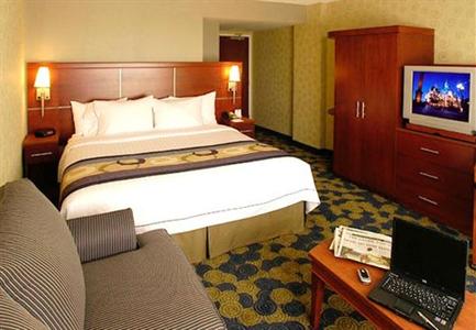 фото отеля Courtyard by Marriott Montreal Airport