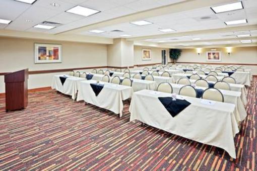 фото отеля Holiday Inn Express Hotel & Suites Sumner