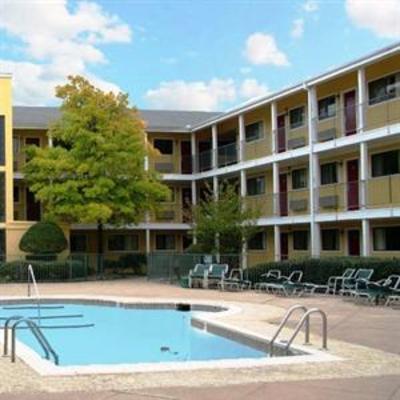 фото отеля Oaktree Inn & Suites