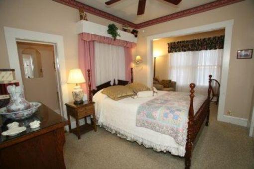 фото отеля Red Rocker Inn