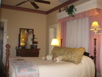 фото отеля Red Rocker Inn